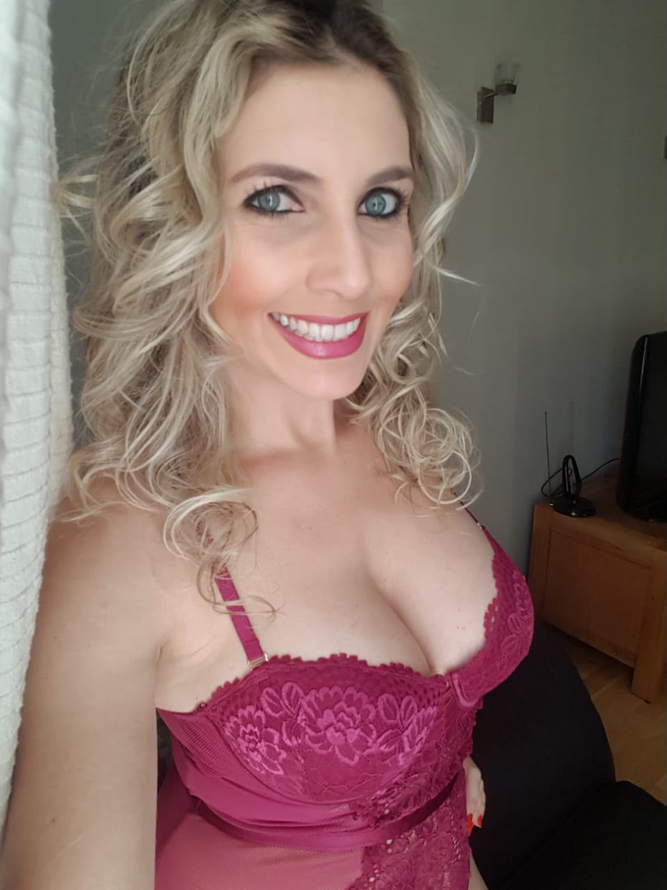30 בלונדינית סקסית בחורה ברמה גבוהה-בנתניה