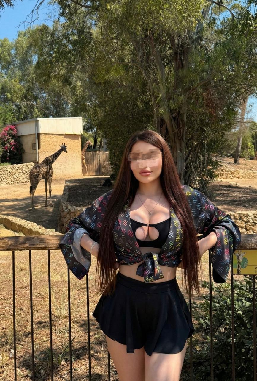 בחורה תיירת- תל אביב