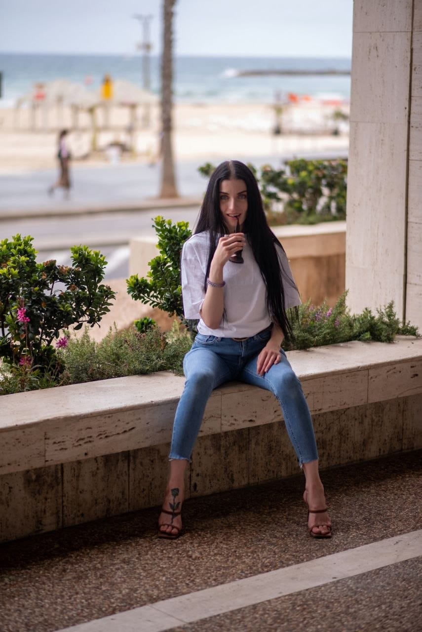 ליזה מעסה חלומית בת 25 כוסית בתל אביב