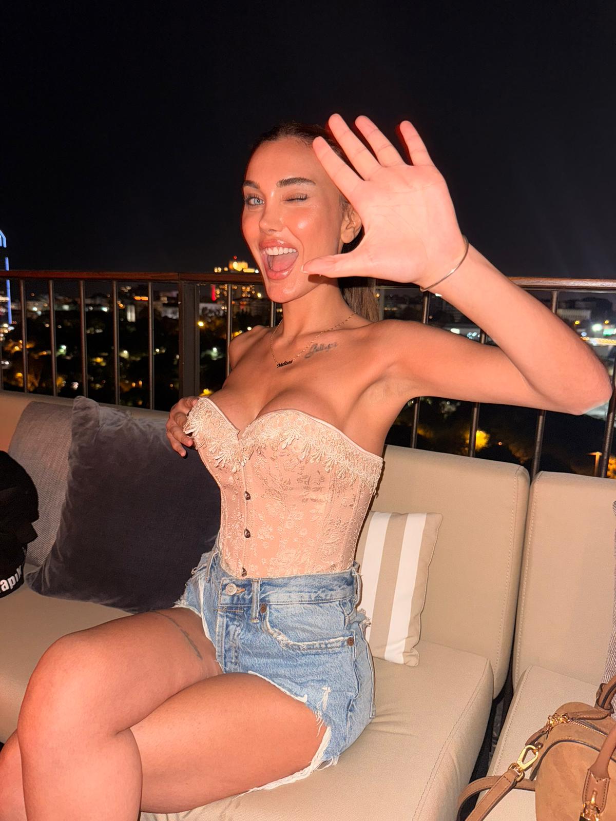 תל אביב בת 22 תיירת חדשה בישראל